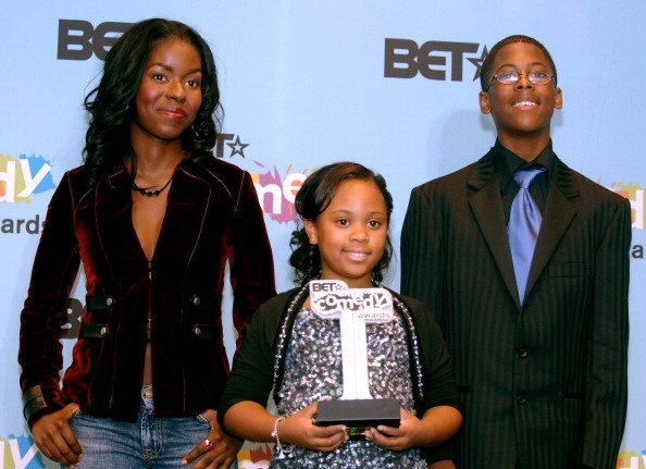 Camille Winbush, Dee Dee Davis and Jeremy Suarez, winners of Outstanding Comedy Series for "The Bernie Mac Show" | Photo: Getty Images