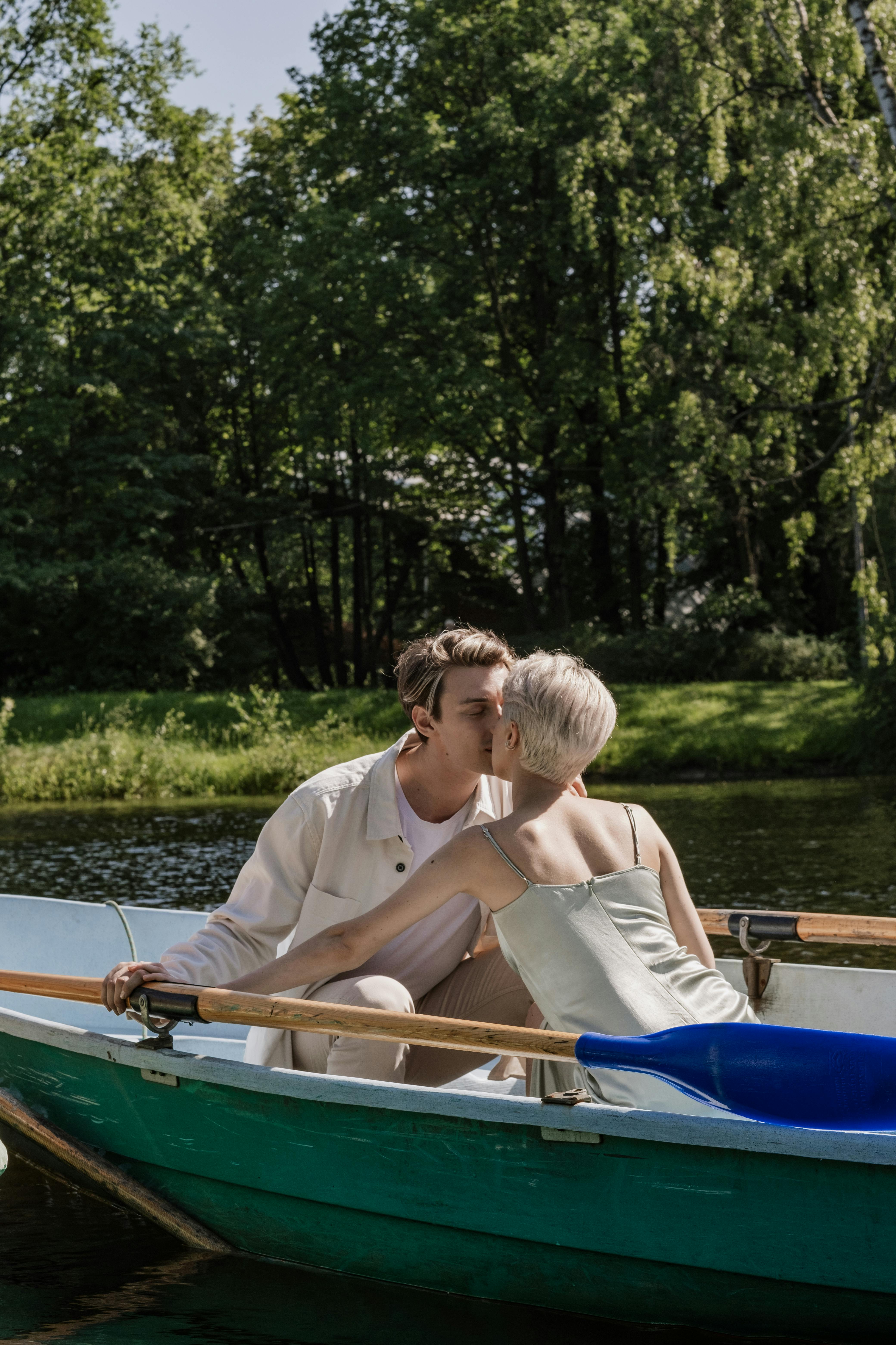 A couple sharing a kiss on a boat | Source: Pexels