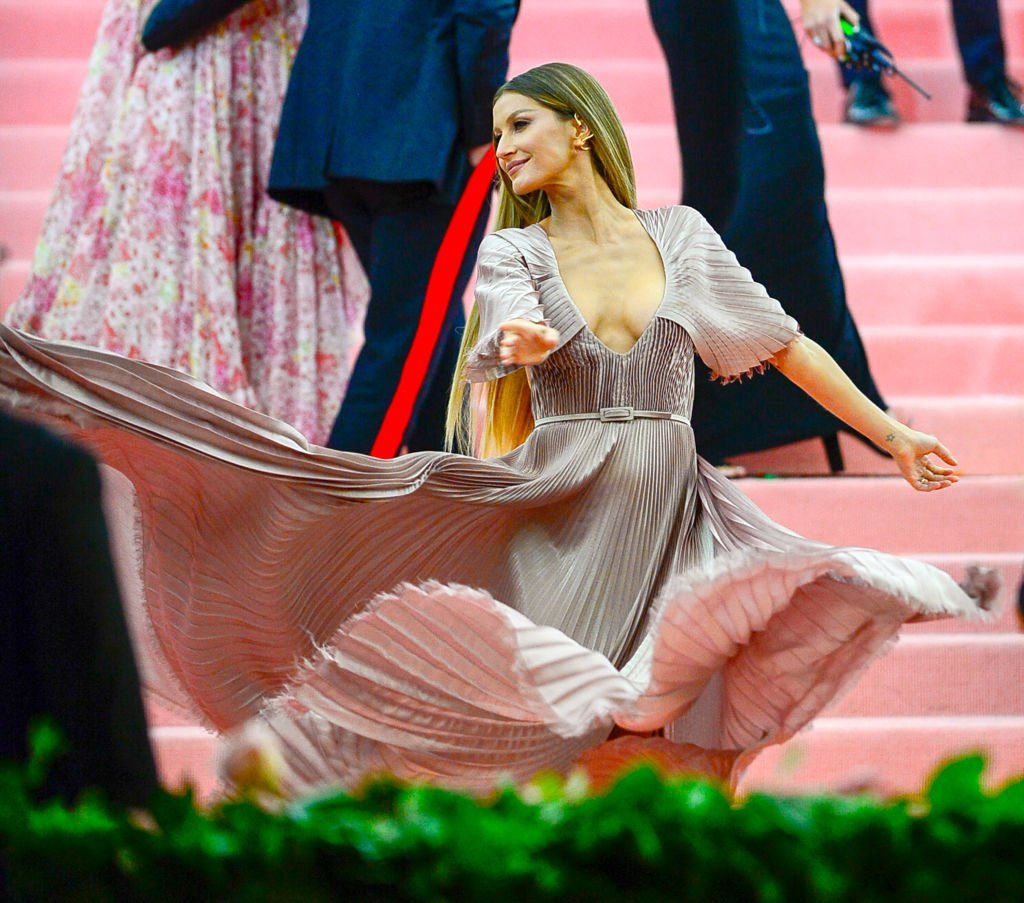 Gisele Bundchen arrives to The 2019 Met Gala Celebrating Camp: Notes on Fashion at Metropolitan Museum of Art on May 6, 2019 in New York City. | Photo: Getty Images