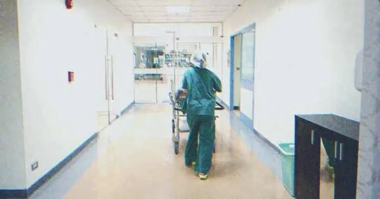 L'infirmière n'était pas intéressée à aider Alana. | Source : Shutterstock