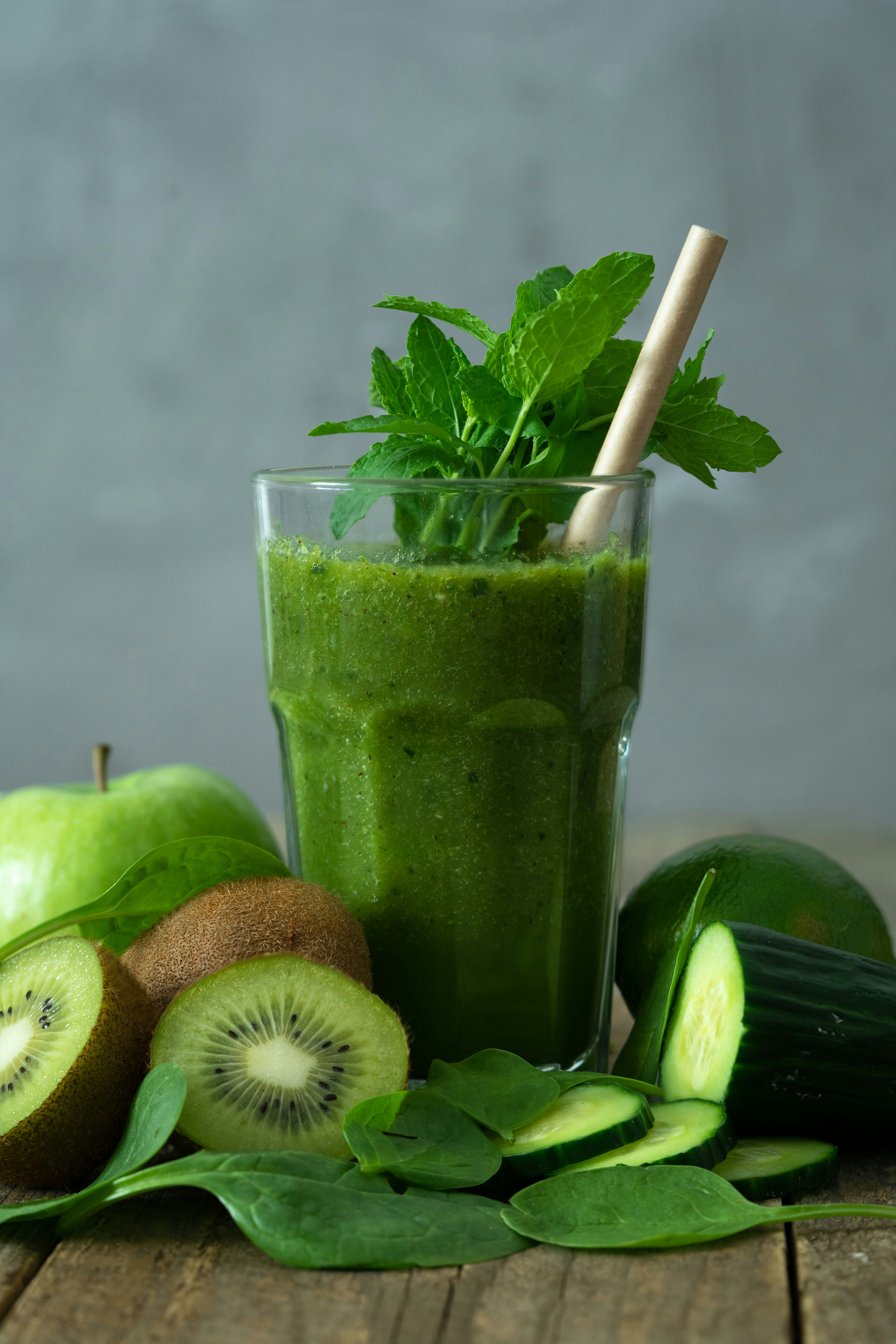 A fresh green smoothie in a glass cup | Source: Unsplash