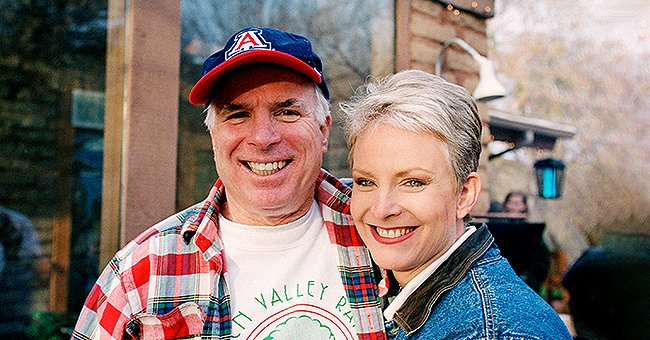 John McCain and his wife, Cindy McCain, pose for photos at their family ranch on March 9, 2000. | Photo: Getty Images