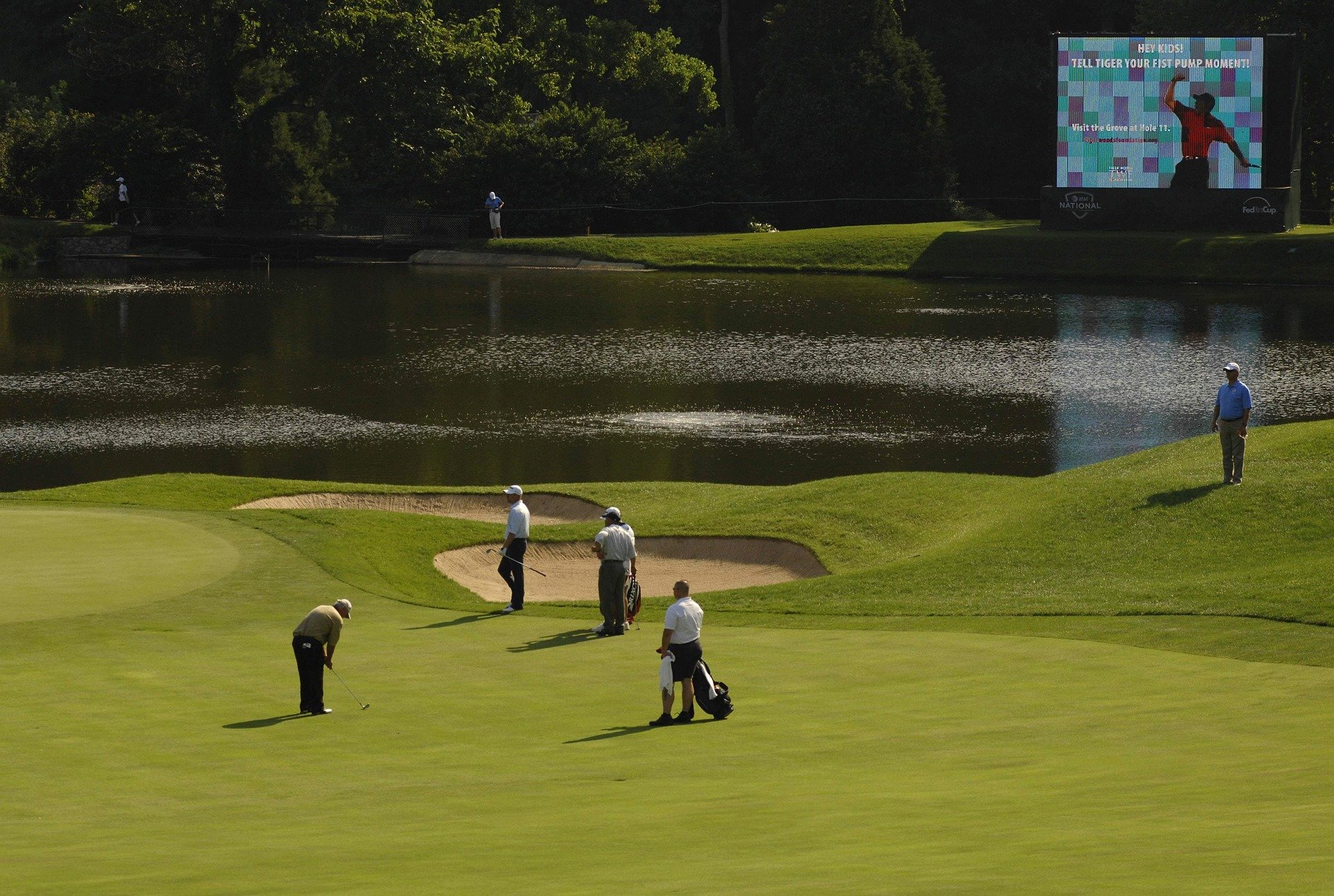 Golfers on he green. | Source: Pixabay.