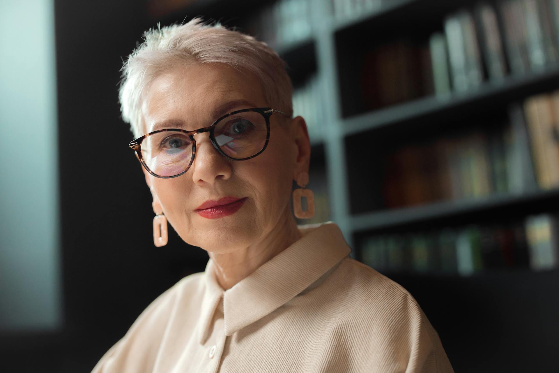 Mature woman wearing glasses | Source: Pexels