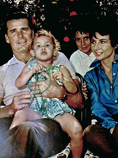 James Garner in a portrait photo with his family in 1961. | Photo: Wikimedia Commons, Public Domain