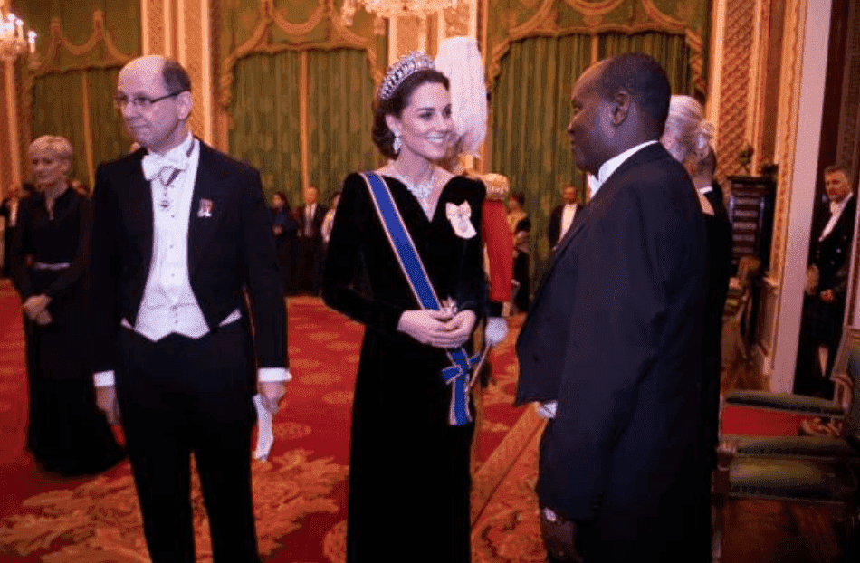Kate Middleton s'entretient avec des invités à la réception des membres du corps diplomatique à Buckingham Palace, le 11 décembre 2019, à Londres, en Angleterre | Source: Victoria Jones - WPA Pool / Getty Images