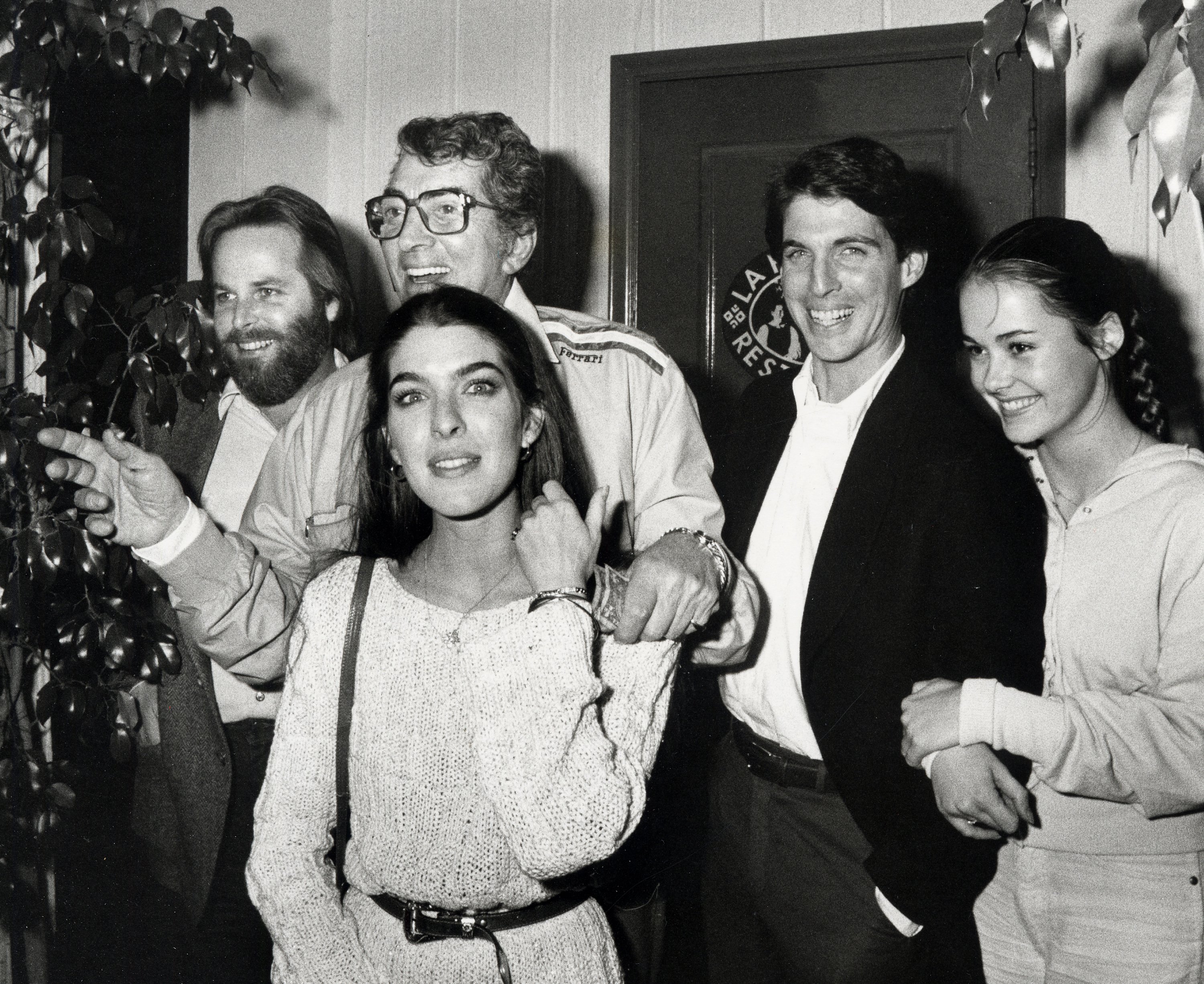 Carl Wilson, Dean Martin, Gina Martin, Ricci Martin, and Courtney Callahan on January 13, 1983, at La Familiga Restaurant in Los Angeles, California. | Source: Getty Images