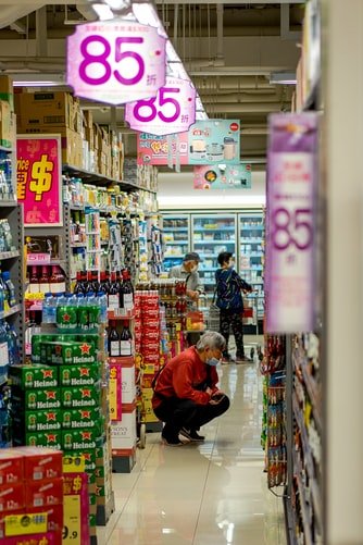 Des gens aux supermarchés. | Photo : Unsplash
