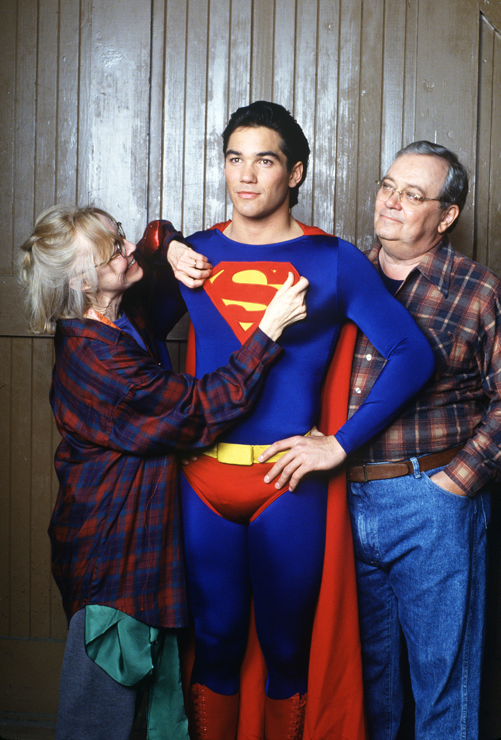 K. Callan as Martha Kent, Dean Cain as Superman, and Eddie Jones as Jonathan Kent on the seaon one pilot episode of "Lois & Clark: The New Adventures of Superman," on September 12, 1993 | Source: Getty Images