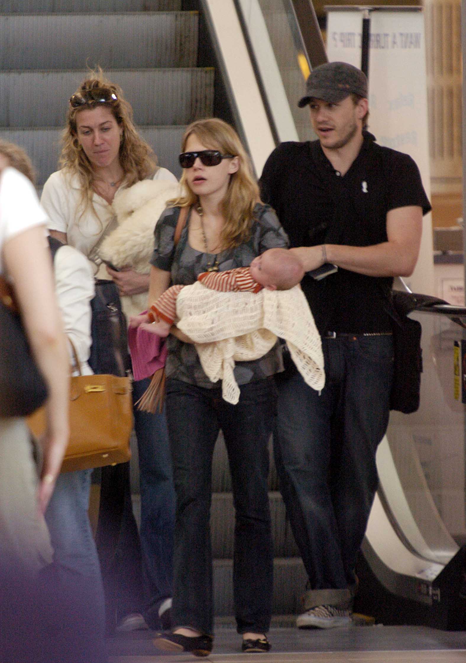 Der Schauspieler Heath Ledger verlässt mit seiner Frau Michelle Williams und seiner Tochter Matilda Rose Ledger am 14. Januar 2006 in Sydney, Australien, den Sydney International Airport in Richtung New York. | Quelle: Getty Images