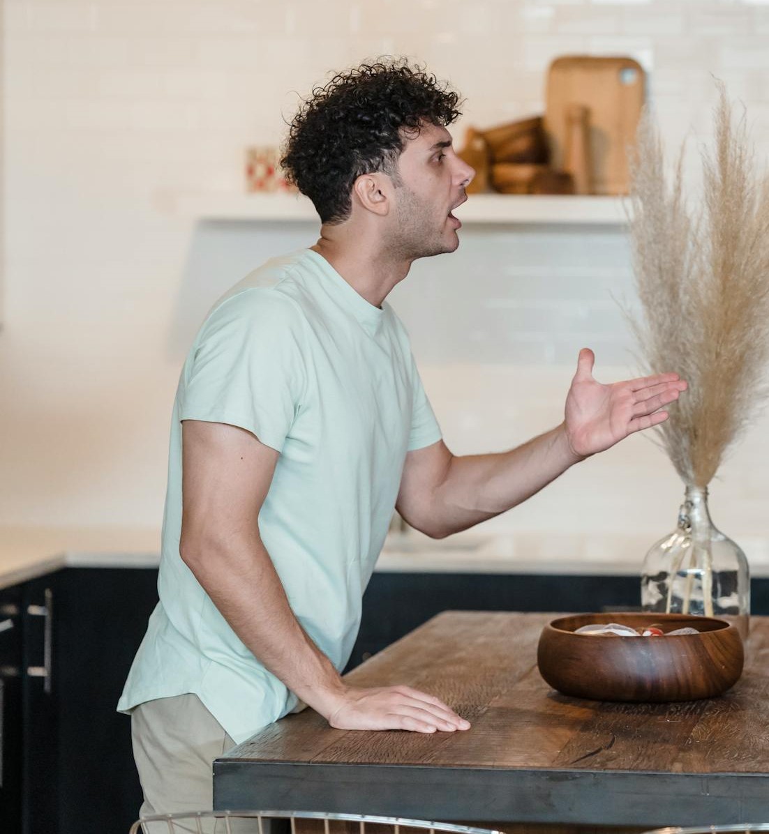 An angry man engaged in a heated argument | Source: Pexels