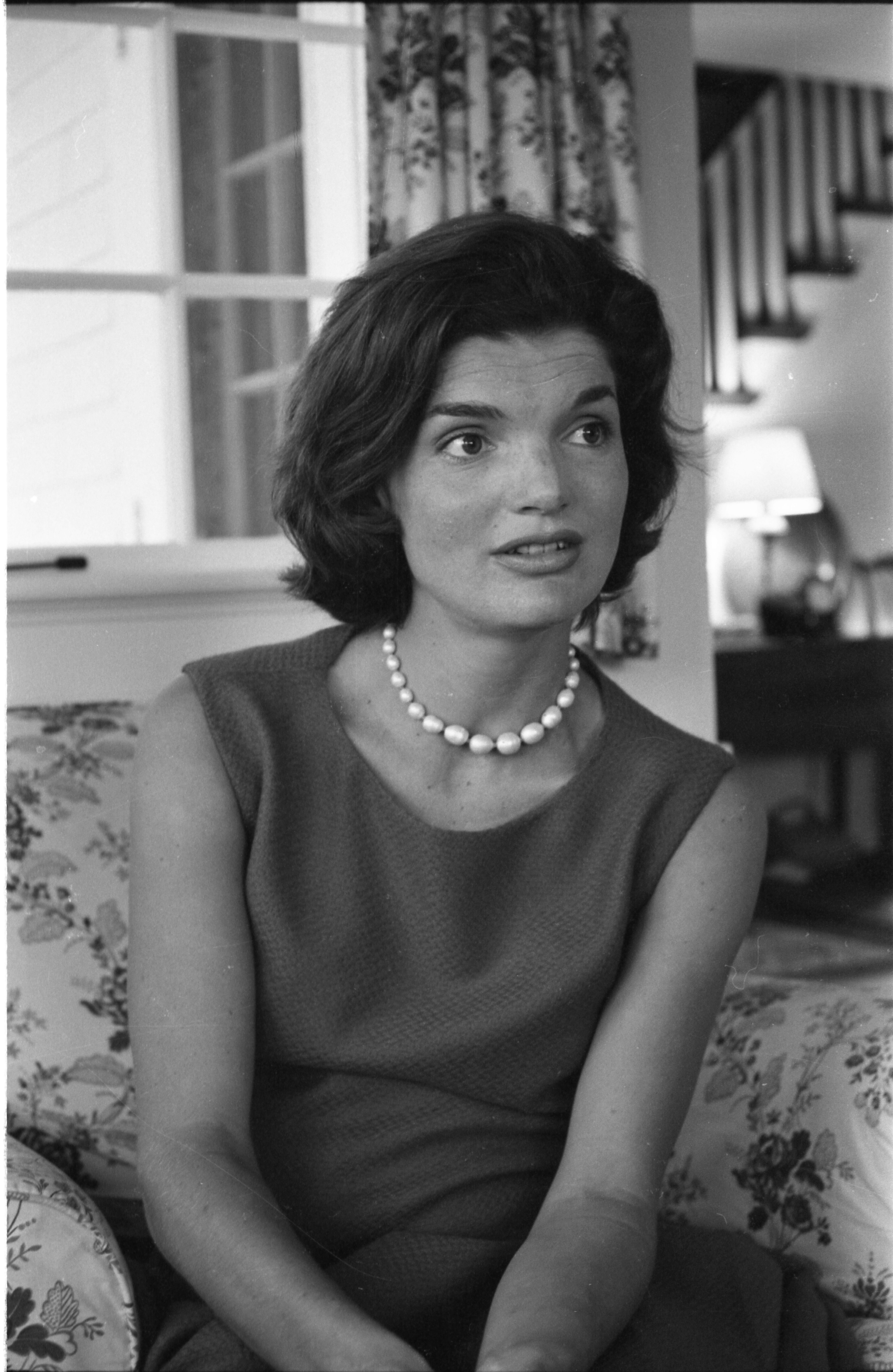 Jackie Kennedy at her home in Hyannis Port, Massachusetts, circa 1960. | Source: Alfred Eisenstaedt/Time & Life Pictures/Getty Images