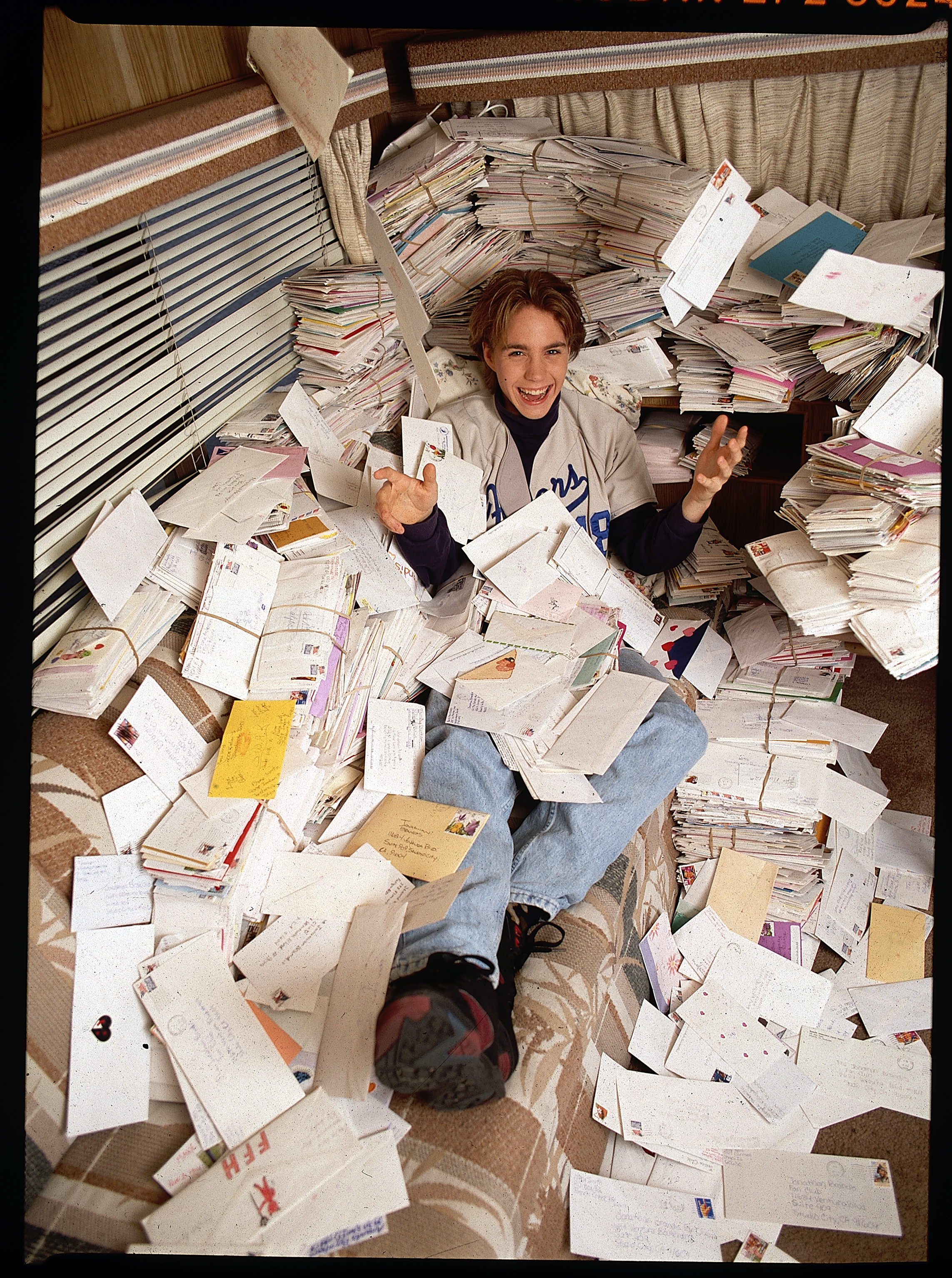 The teen idol buried in a pile of mail from his fans in 1994 | Source: Getty Images