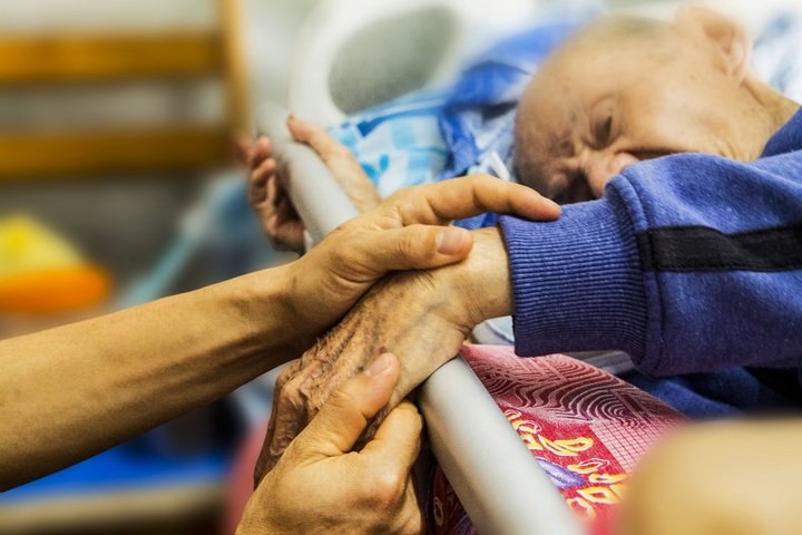 Persona sostiene la mano de anciano en el hospital. | Foto: Pxhere Persona sostiene la mano de anciano en el hospital. | Foto: Pxhere