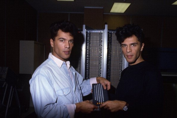 Grishka et Igor Bogdanov présentent un petit ordinateur PBB de 450 grammes à l'Ecole Polytechnique en 1985, à Paris, France.  | Photo : Getty Images