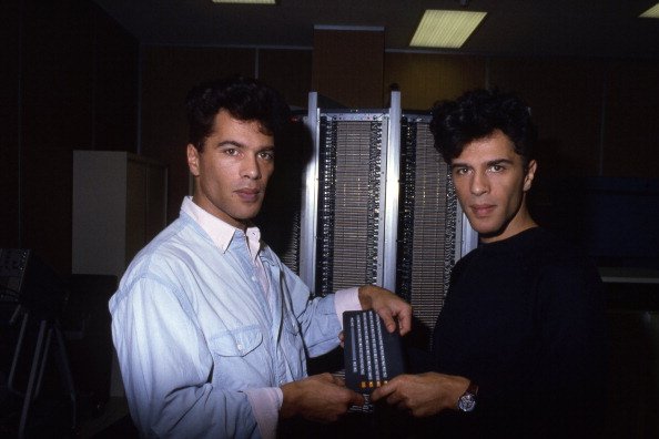 Grishka et Igor Bogdanov présentent un petit ordinateur PBB de 450 grammes à l'Ecole Polytechnique en 1985, à Paris, France. | Photo : Getty Images