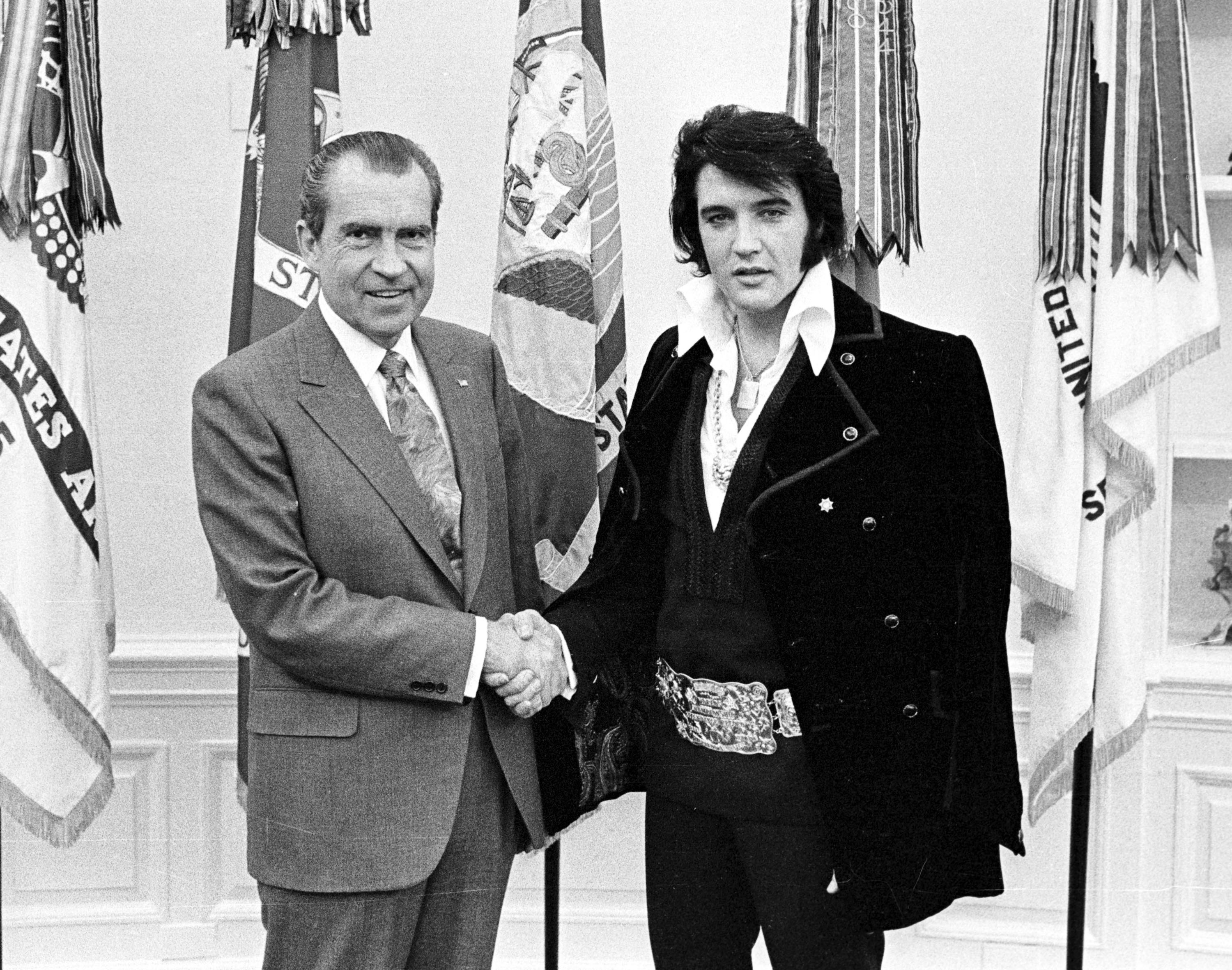 The 1970 historic meet of "The King of Rock and Roll" Elvis Presley and President Richard Nixon. | Photo: Getty Images