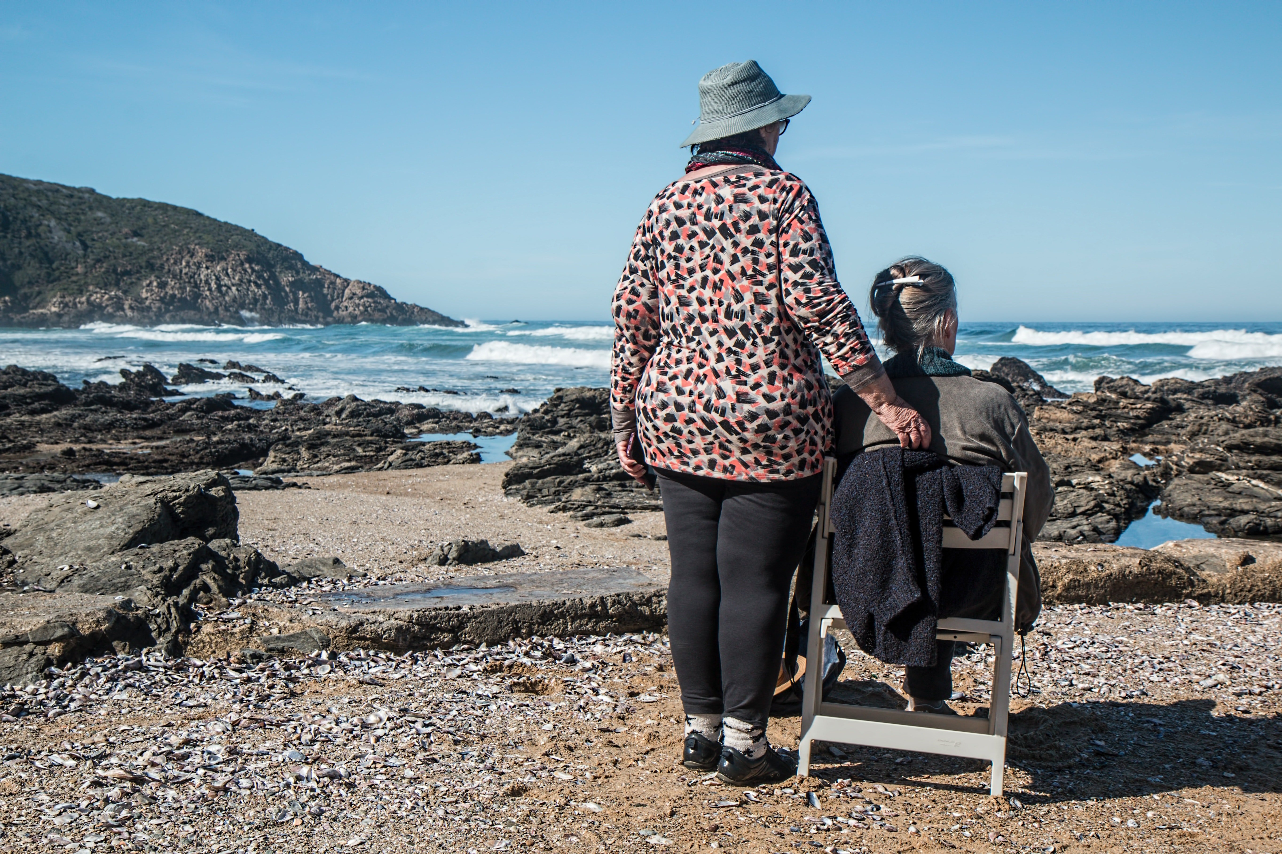 Dos mujeres mayores disfrutando frente al mar. | Foto: Pexels
