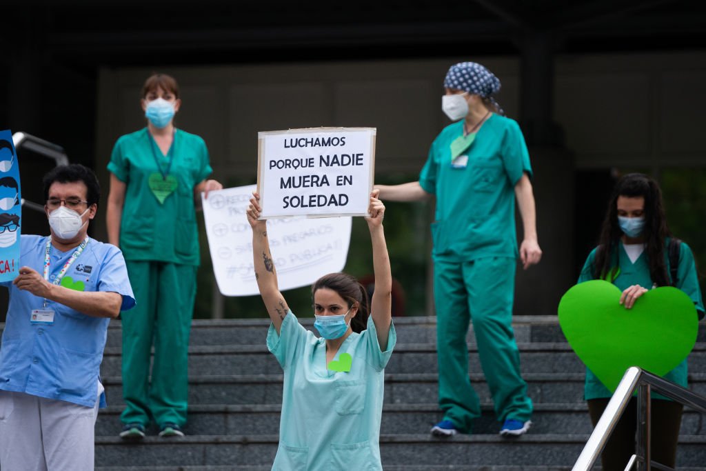 Médica del hospital Gregorio Marañón en Madrid sostiene un cartel durante una protesta el 1 de junio de 2020. | Foto: Getty Imges