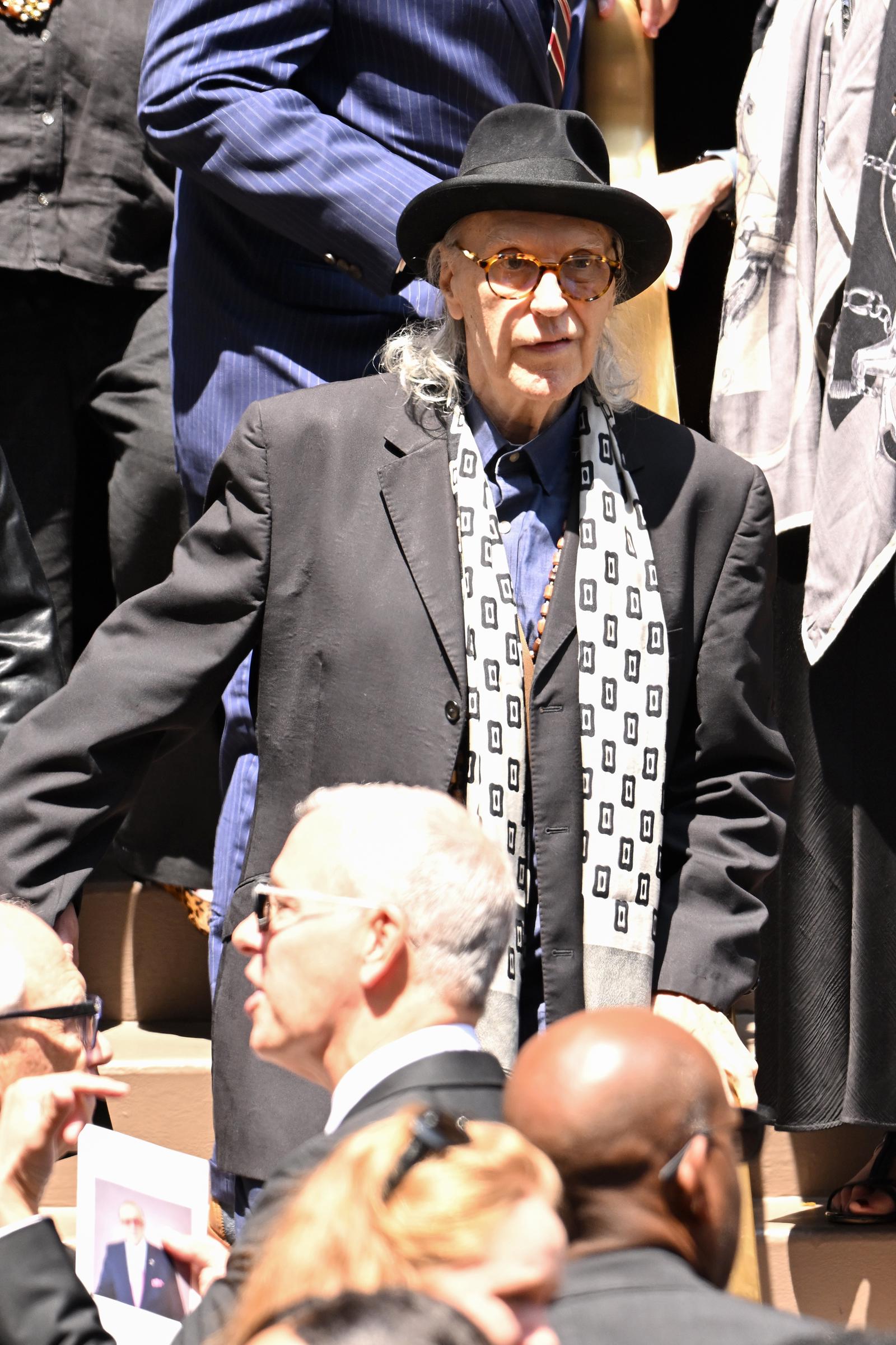 Dave Davies was also seen outside of the synagogue with a strange expression on his face. | Source: Getty Images