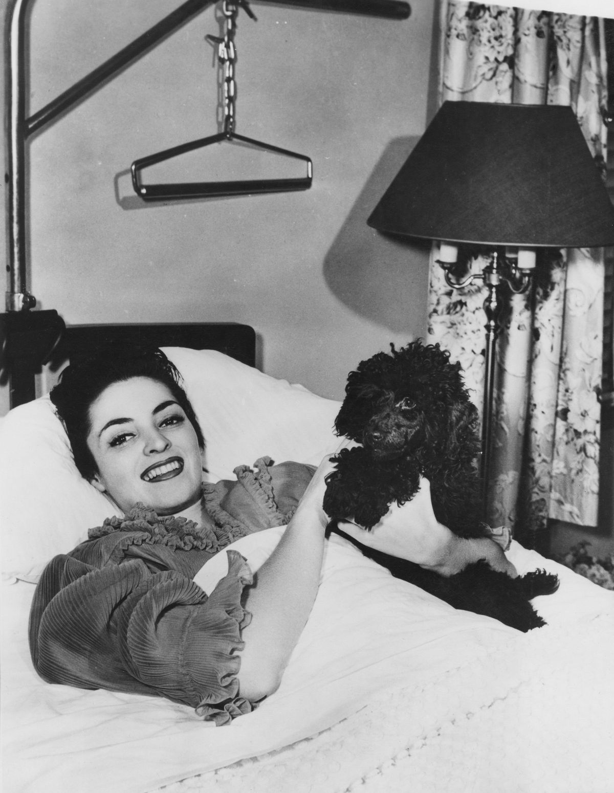Suzan Ball recovers in hospital after having her leg amputated, in 1954 in Hollywood, California | Photo: Keystone/Hulton Archive/Getty Images
