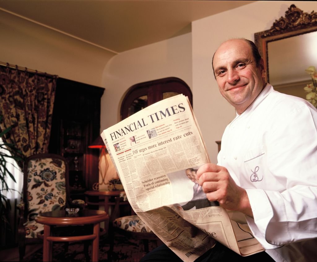 Le chef français Bernard Loiseau avec sa famille en 1998 à Saulieu, en Bourgogne, France. | Photo : Getty Images