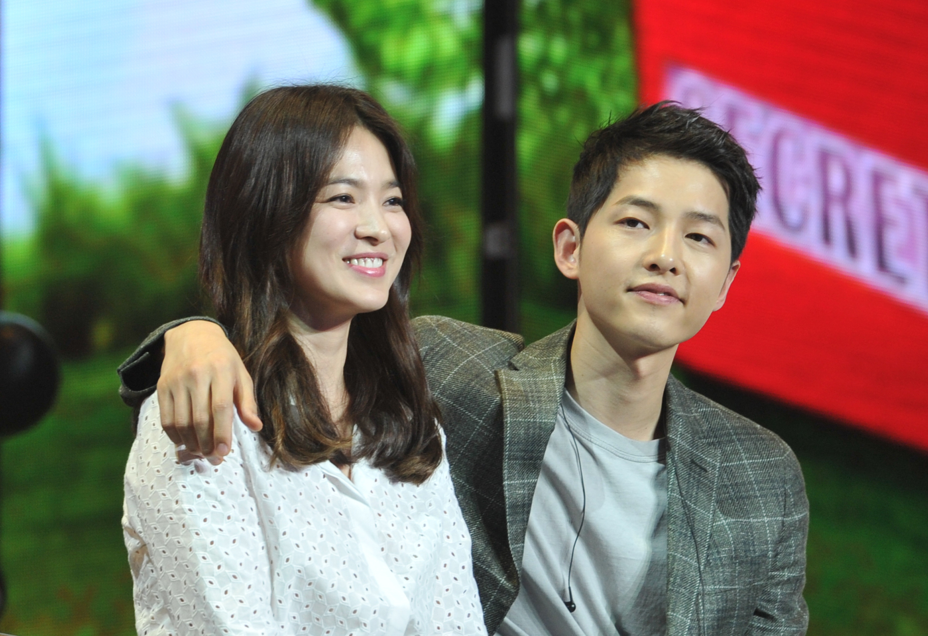 Song Hye Kyo and Song Joong-ki in Chengdu, Sichuan Province of China, on June 17, 2016. | Source: Getty Images