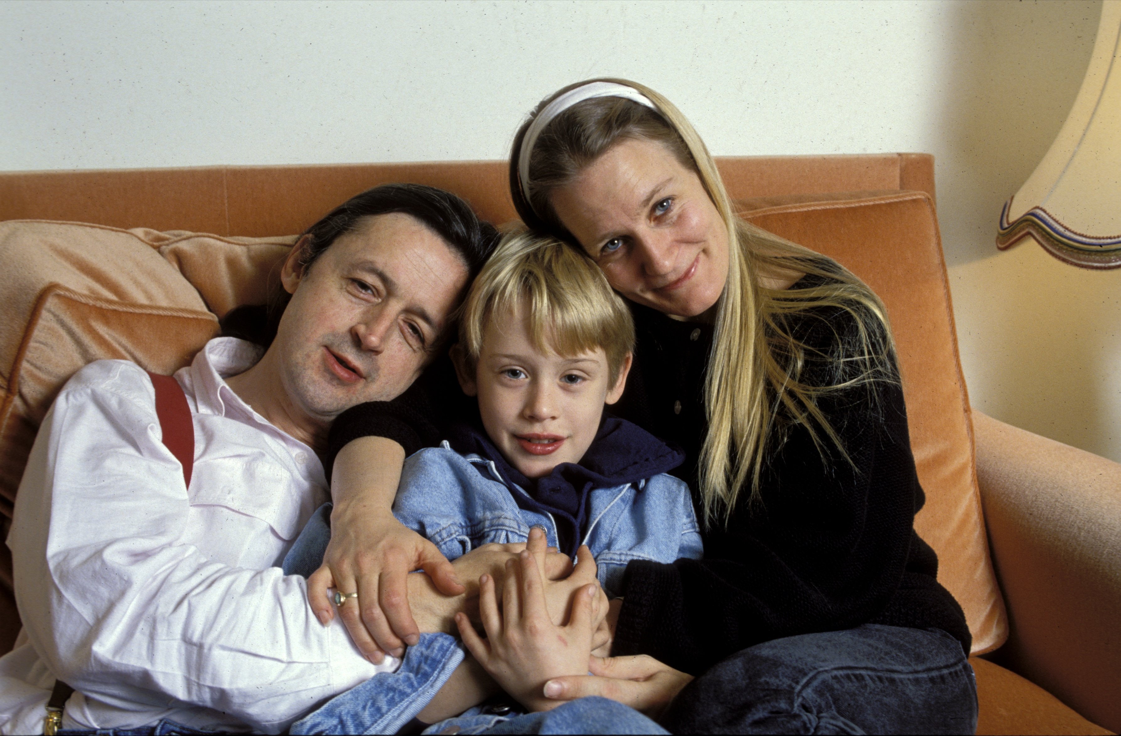 Kit Culkin, Macaulay Culkin, and Patricia Brentrup pose for a photo in their hotel room on December 11, 1990, in Paris, France | Source: Getty Images