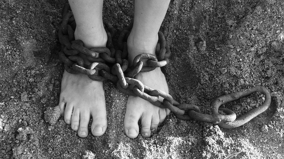 Pies encadenados.| Imagen: Pixabay