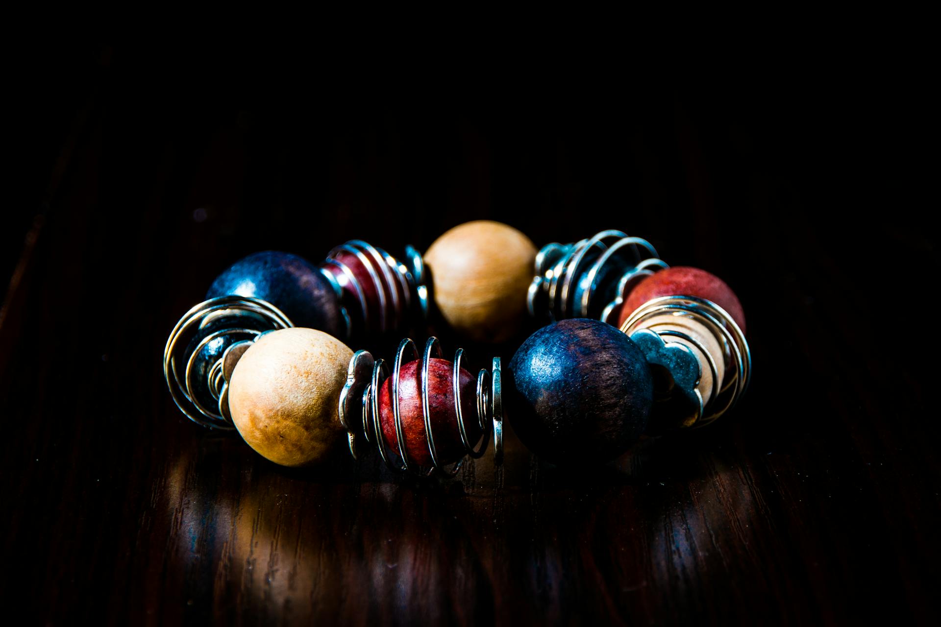 A colorful beaded bracelet | Source: Pexels