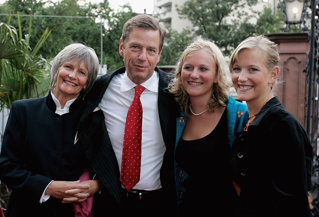 Der V-Journalist Claus Kleber, seine Frau Renate und ihre Töchter Alexandra und Caterine treffen am 11. August 2006 bei der Premiere des Nibelungenfestivals in Worms ein. (Foto von Ralph Orlowski) | Quelle: Ullstein bild über Getty Images