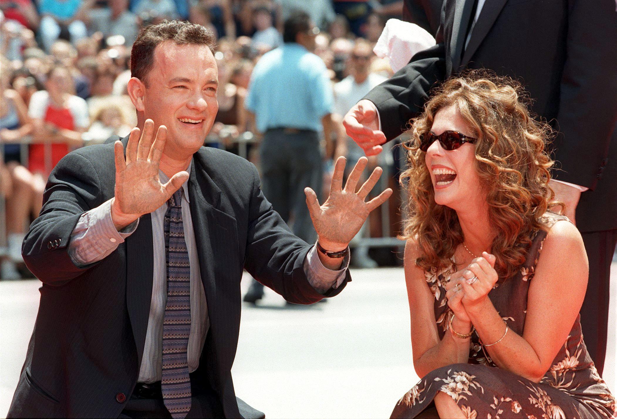 Tom Hanks and Rita Wilson at his hand print ceremony in Hollywood, California on July 23, 1998 | Source: Getty Images