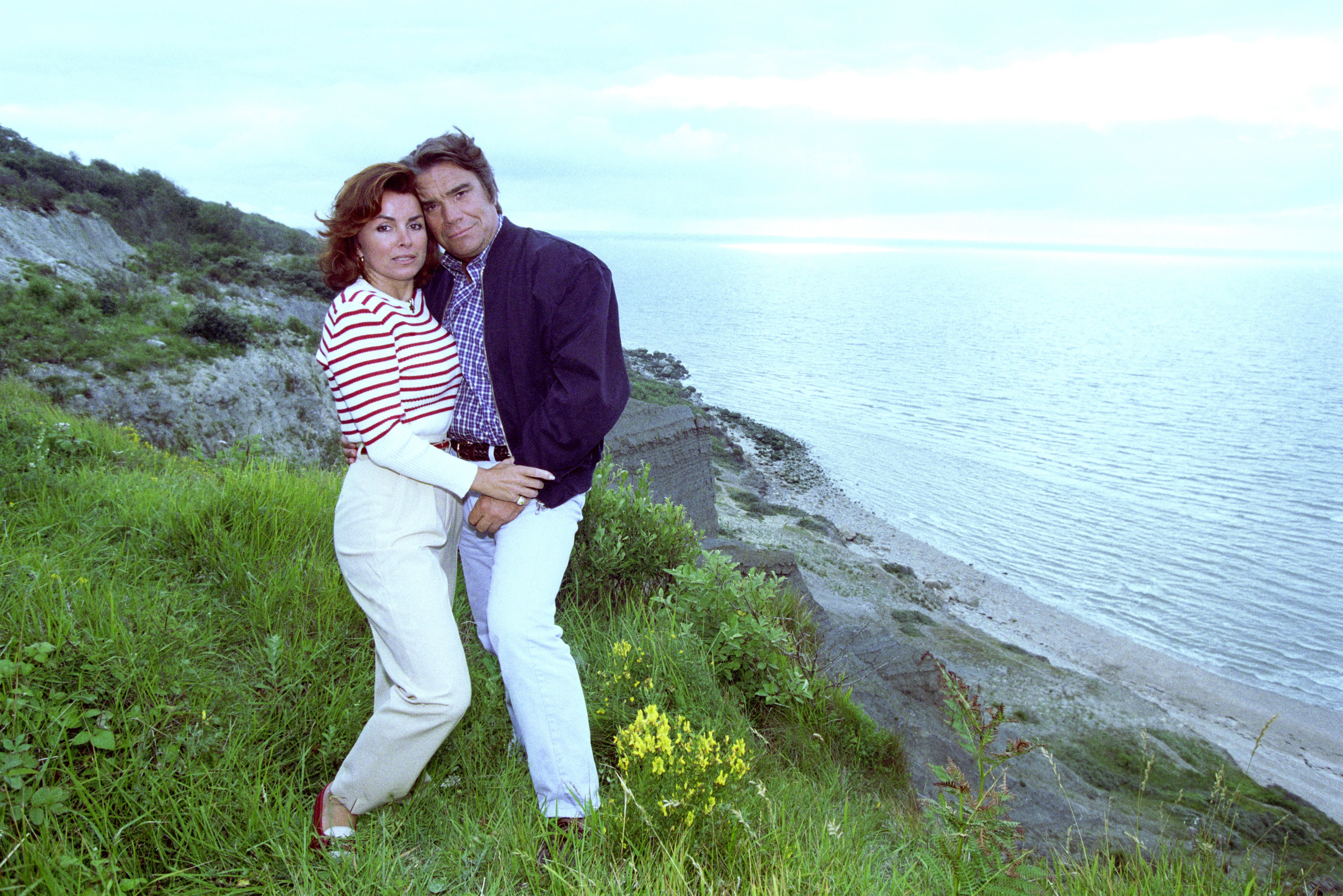 Bernard et Dominique Tapie sur une falaise normande en juillet 1996, France. | Source : Getty Images
