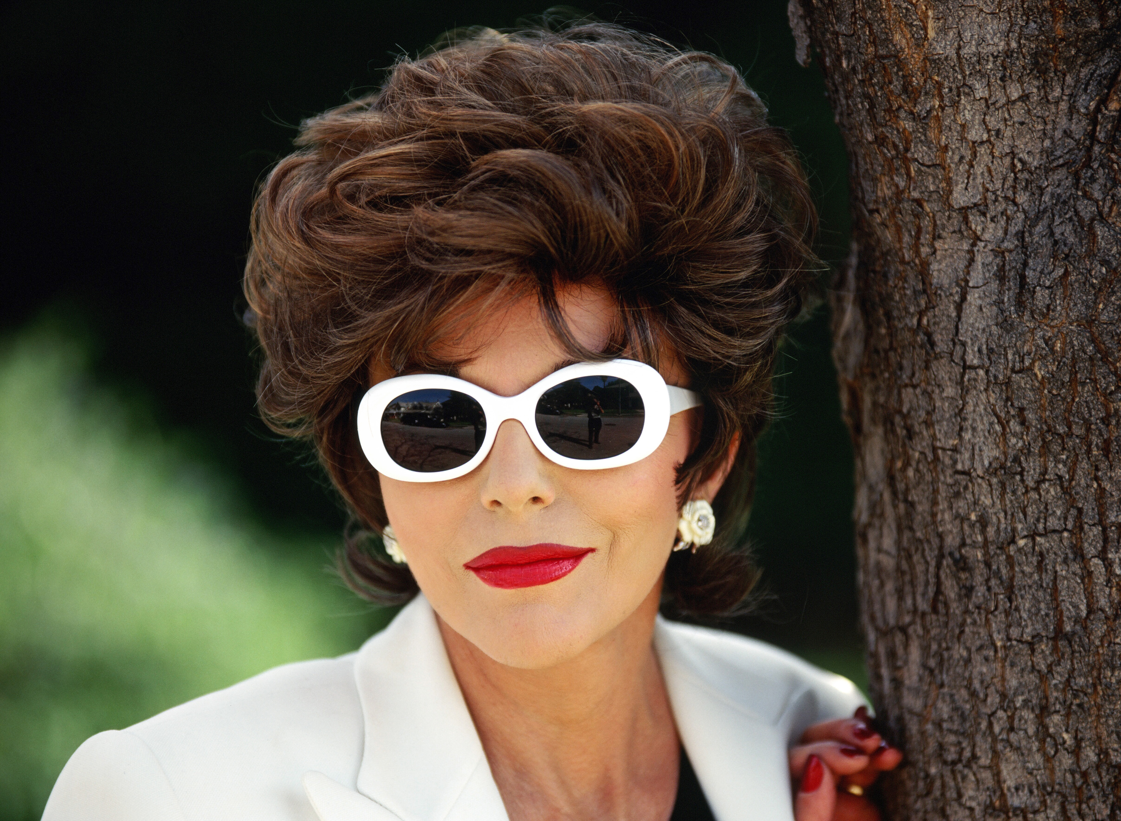 Joan Collins while filming a Minolta camera commercial in Los Angeles, California in 2001. | Source: Getty Images
