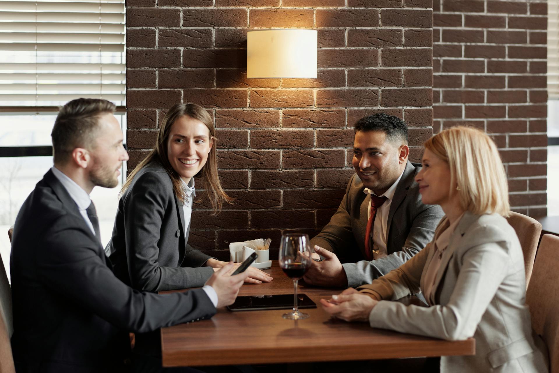 People in a cafe | Source: Pexels