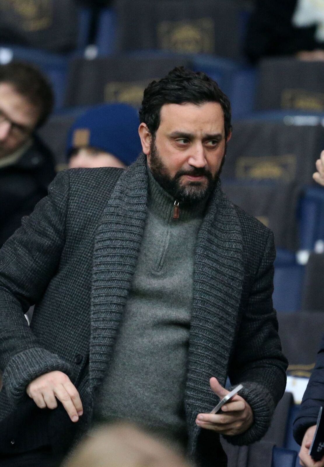 Cyril Hanouna assiste à la Ligue 1 française entre le Paris Saint-Germain et le SCO Angers au Parc Des Princes le 23 janvier 2016 à Paris, France. | Photo : Getty Images