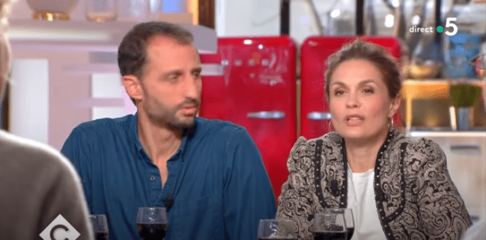 Barbara Schulz et Arié Elmaleh sur le plateau de "C à vous" | Photo : YouTube/CaVous