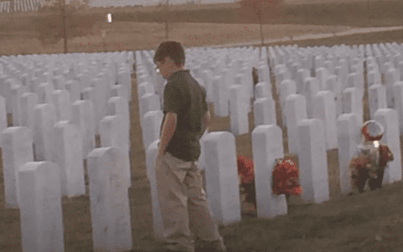 Rowan Torrez visits his father's grave | Photo: youtube.com/USA TODAY 