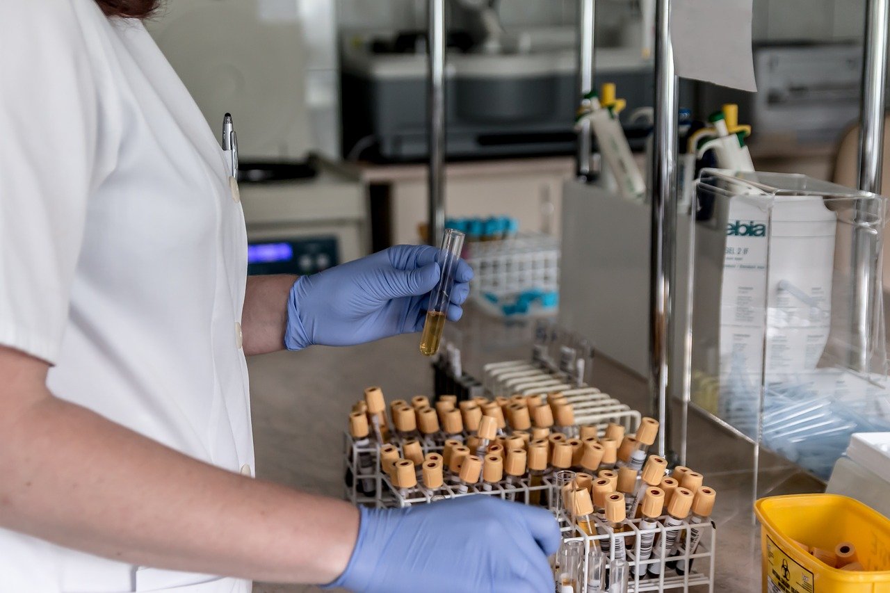 Bioanalista realizando pruebas en un laboratorio. | Imagen: Needpix