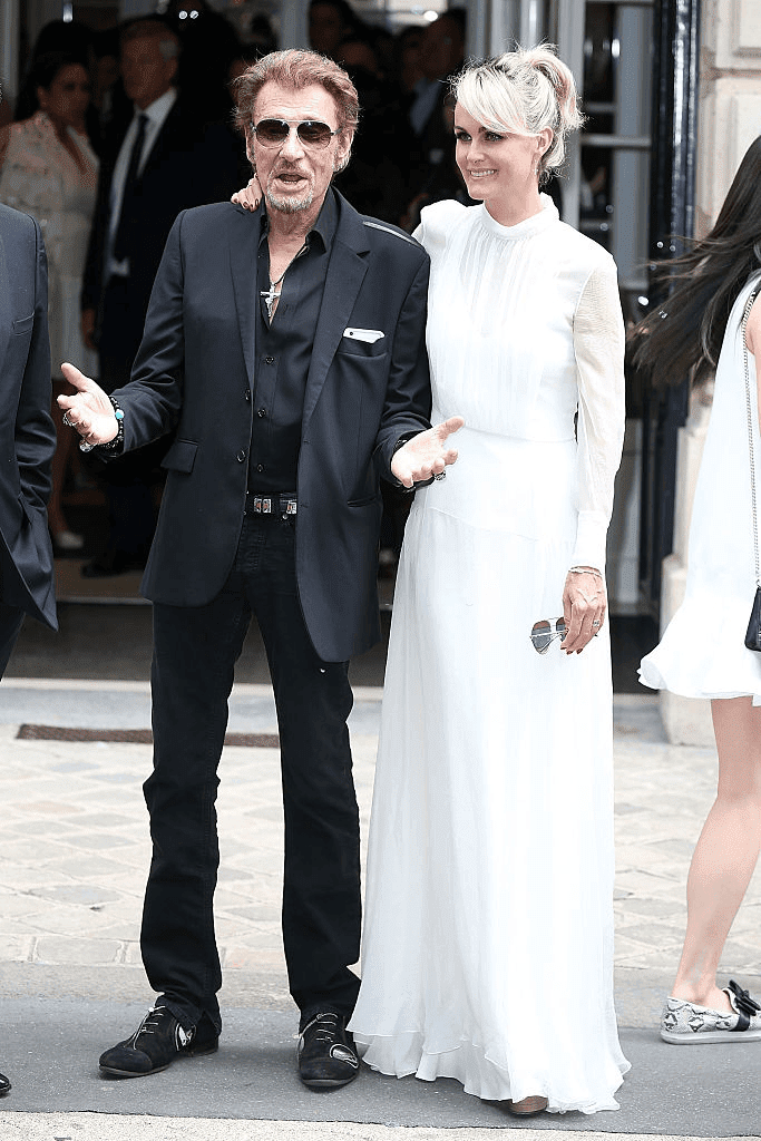 Paris, France - 4 juillet : Johnny Hallyday et Laeticia Hallyday arrivent au défilé haute couture Christian Dior automne-hiver 2016-2017 dans le cadre de la Fashion Week de Paris le 4 juillet 2016 à paris, en France. | Photo : Getty Images.
