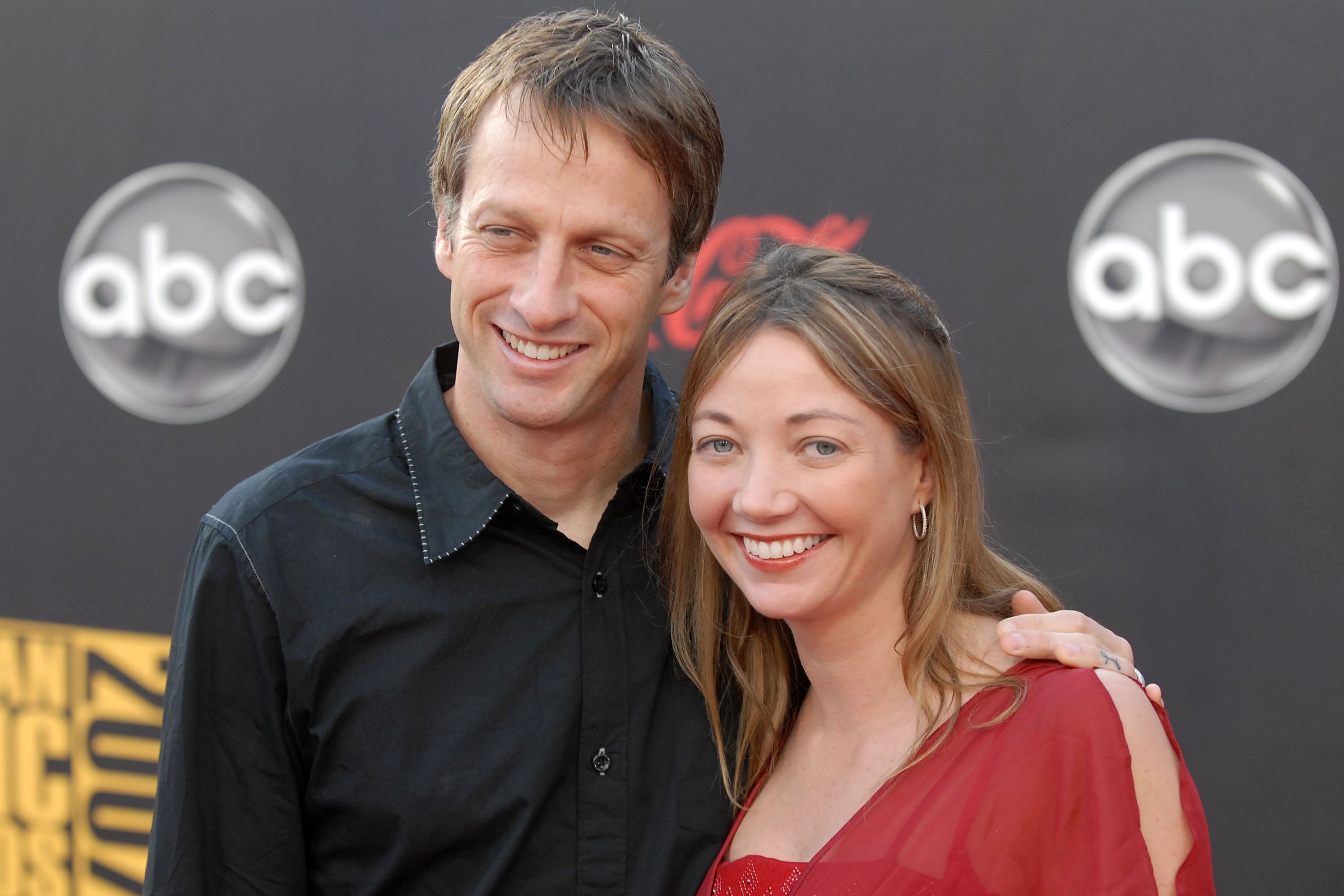 Tony Hawk and Lhotse Merriam attend the 2007 American Music Awards at the Nokia Theatre on November 18, 2007, in Los Angeles, California. | Source: Getty Images