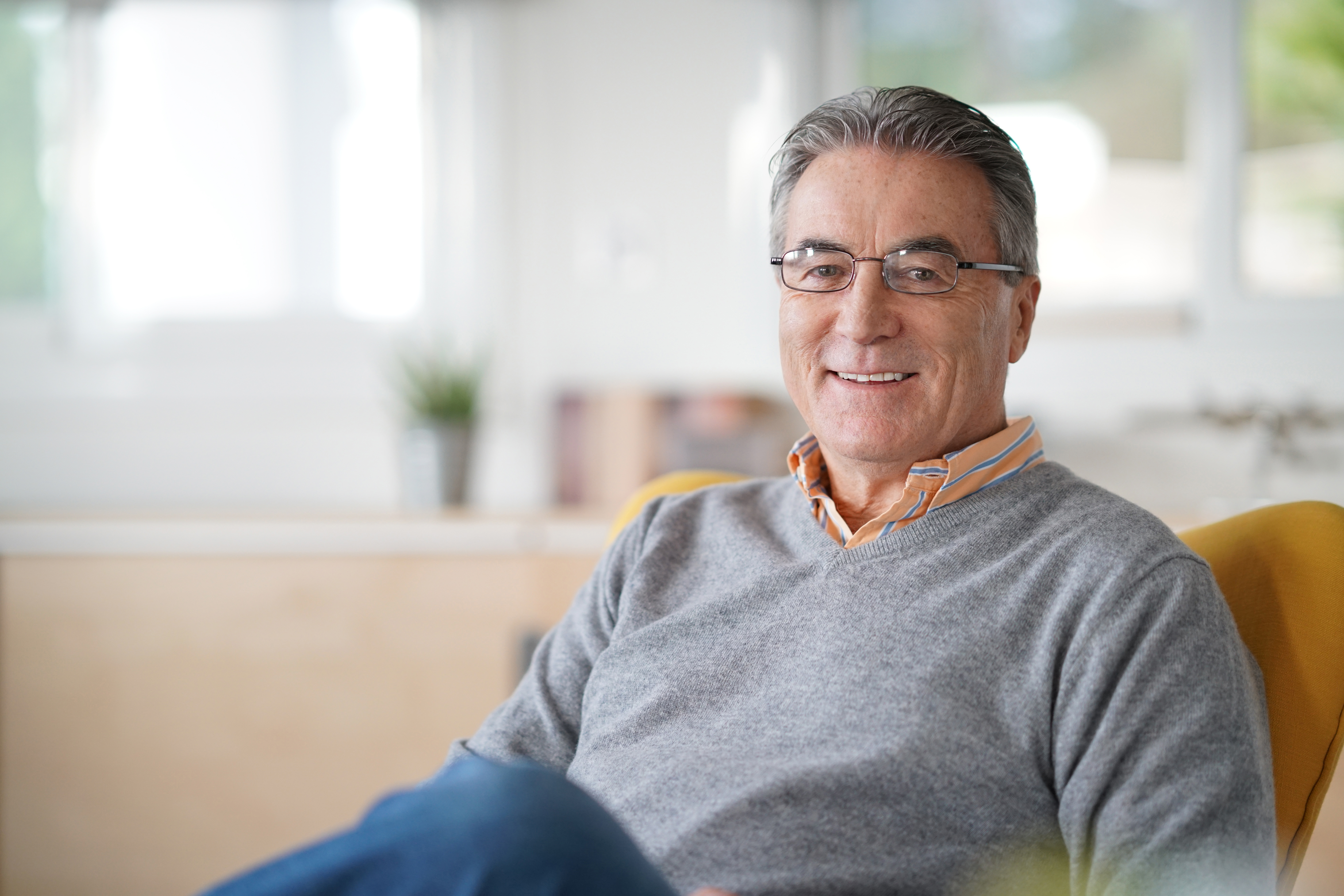 An older man smiling | Source: Shutterstock