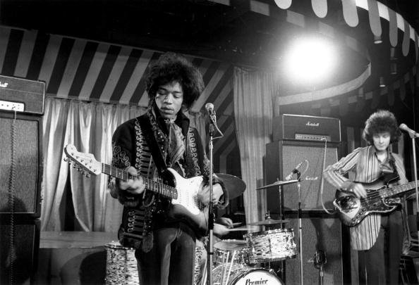 Jimi Hendrix, Noel Redding en direct sur scène lors du tournage de l'émission de télévision allemande "Beat Club". | Photo : Getty Images