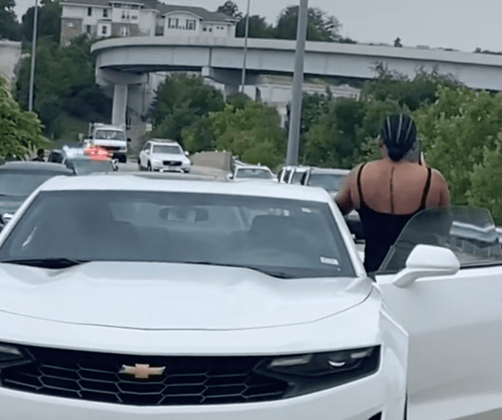 A woman stops her car to record an altercation taking place with the cops | Photo: TikTok/sheniweird