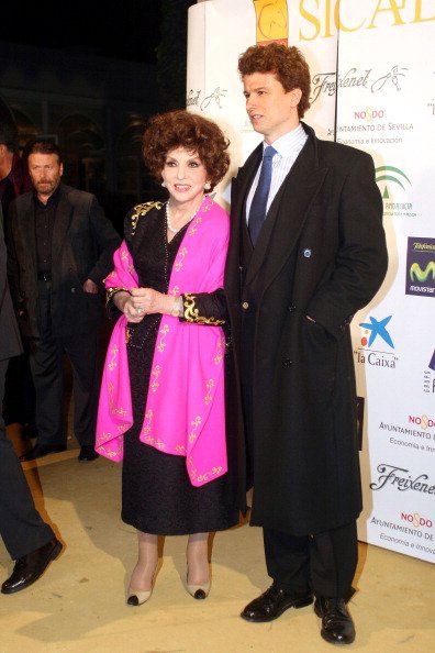  Javier Rigau et Gina Lollobrigida le 28 novembre 2006 dans la SICAB à Séville, Espagne. | Photo : Getty Images