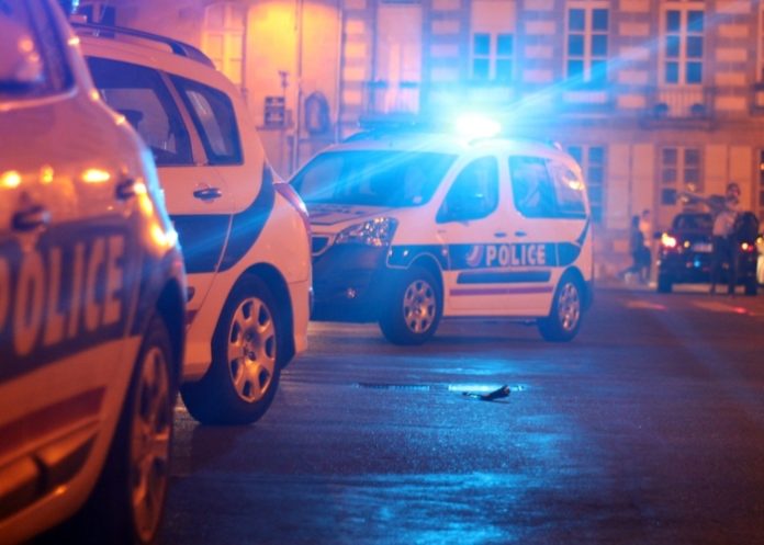 Voiture de police avec gyrophare allumé. | Photo : Unsplash
