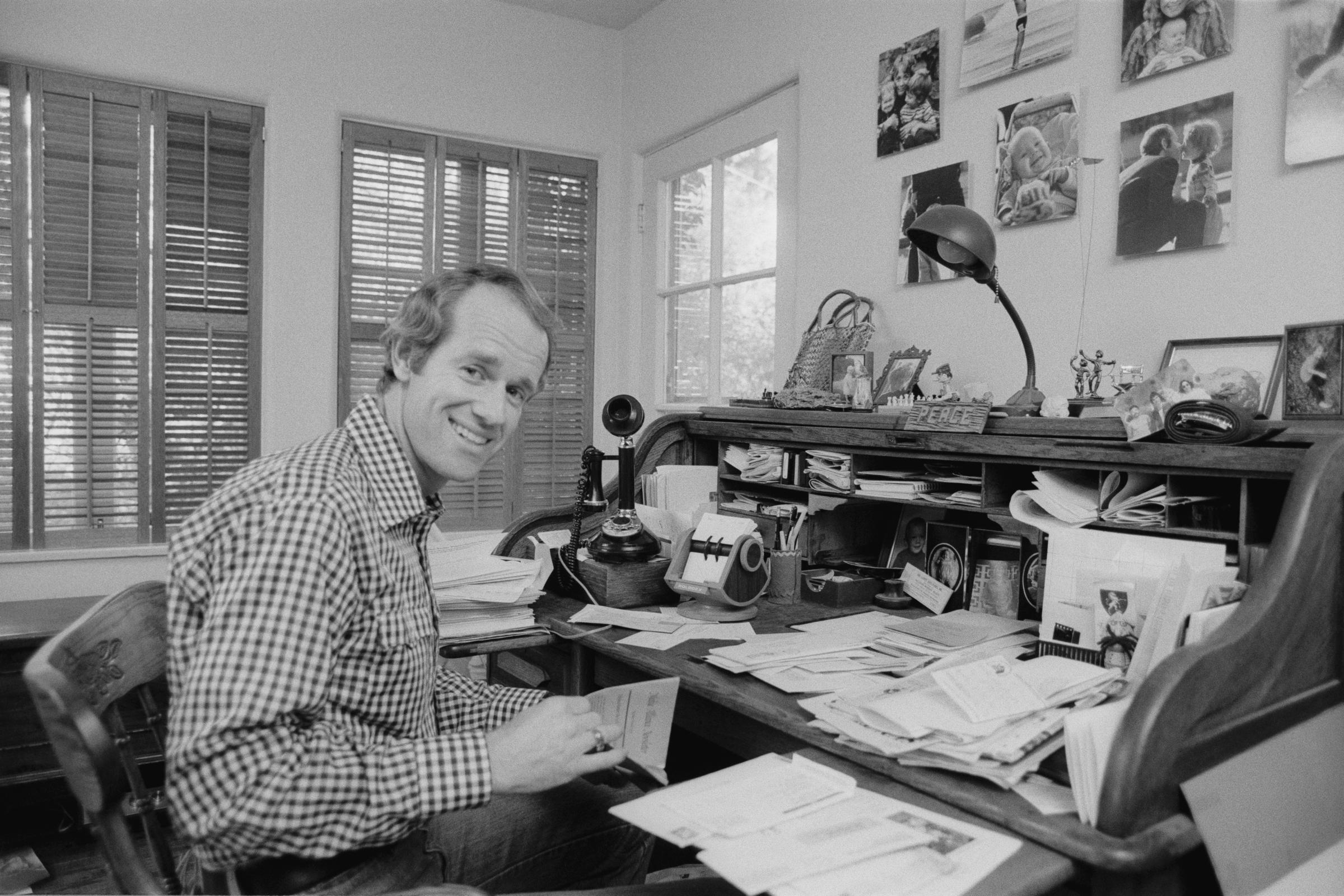 Mike Farrell in 1979 | Source: Getty Images