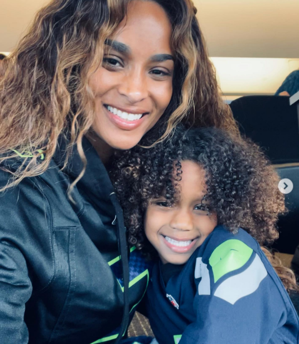 Ciara and her daughter, Sienna Wilson, cheering on Russell Wilson from the stadium bleachers on November 21, 2021 | Source: Instagram/ciara
