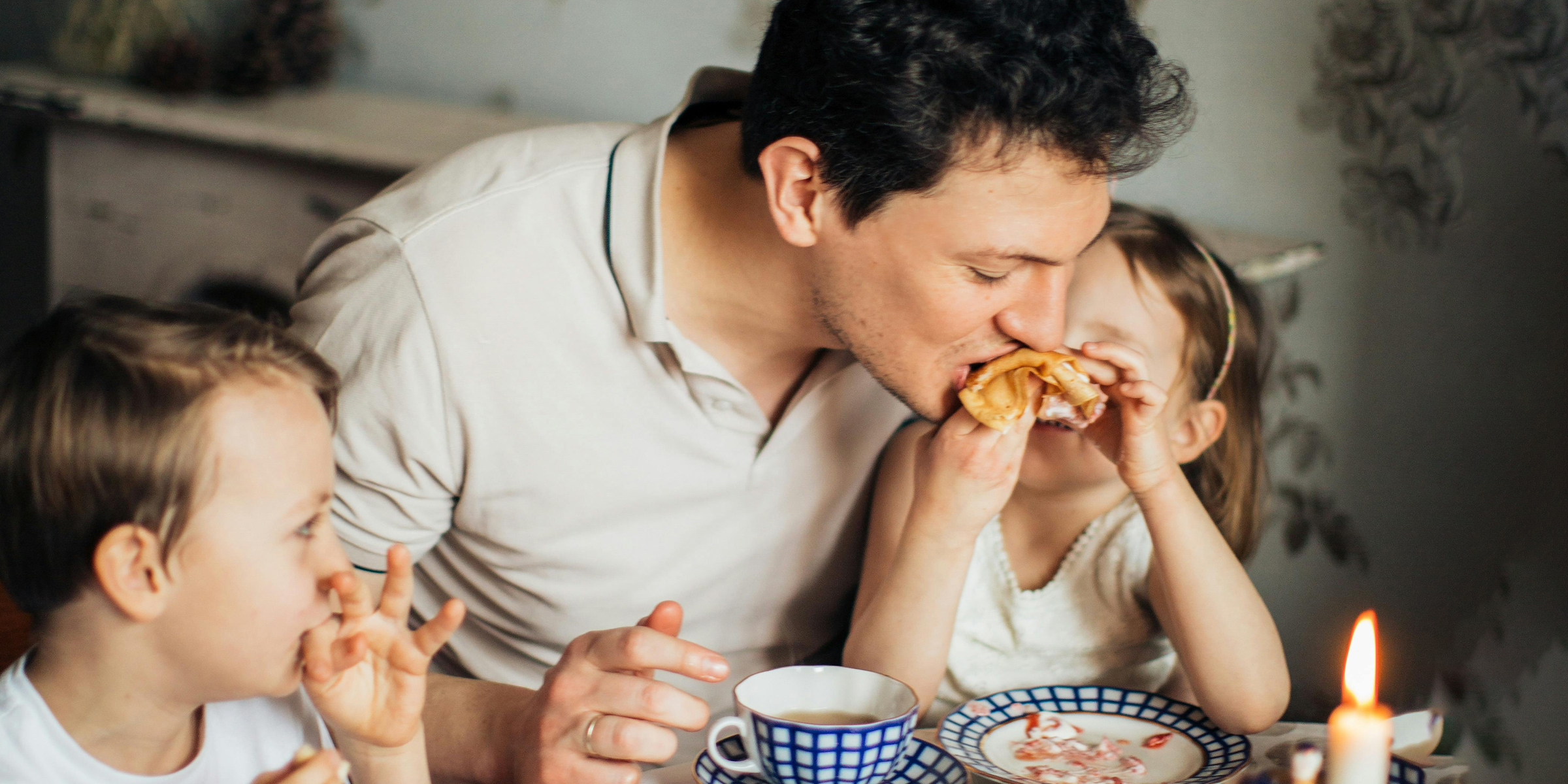 Father has breakfast with kids | Source: Pexels