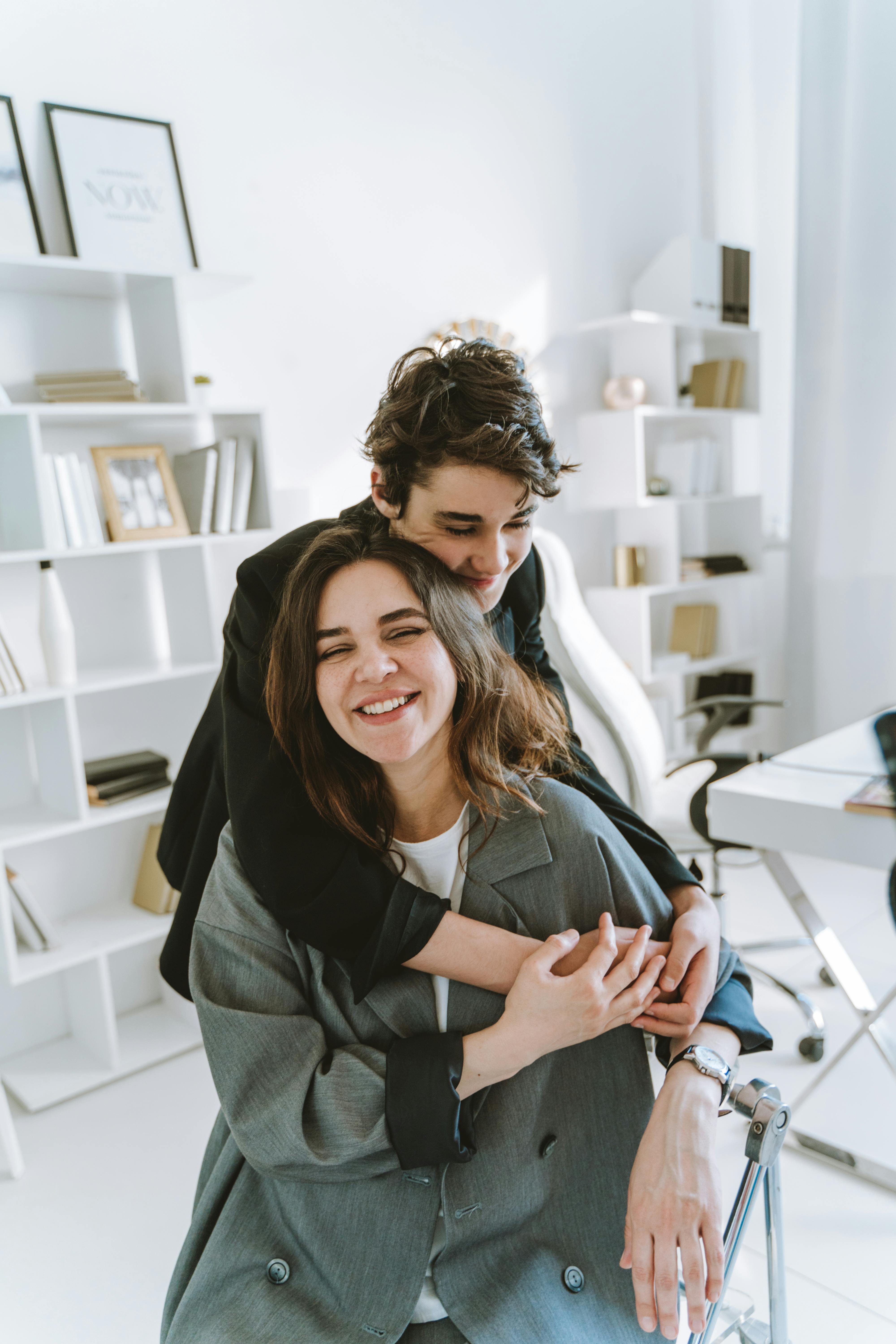 Mother and son embracing | Source: Pexels